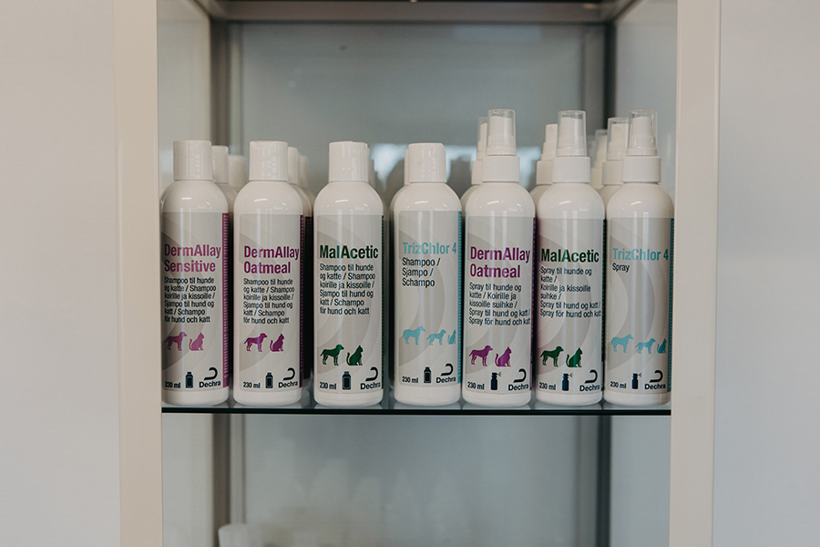 Hylla med djurschampo.