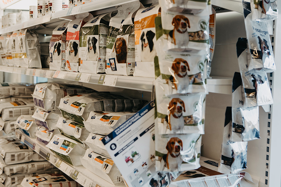 Hyllor med djurfoder.